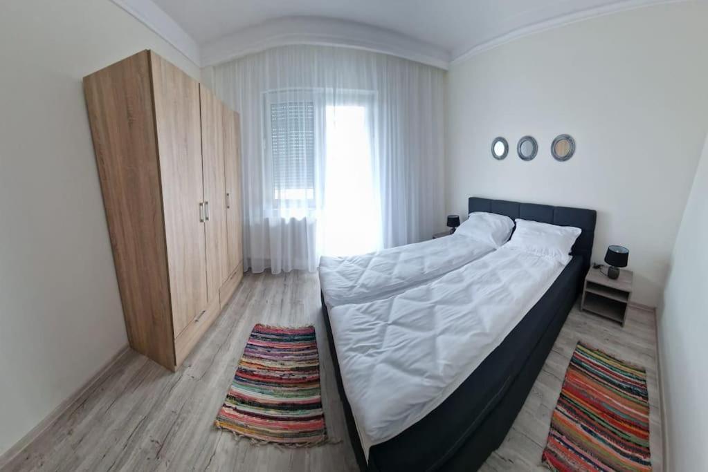 Ori Modern Apart Malul Muresului , Arad Esterno foto