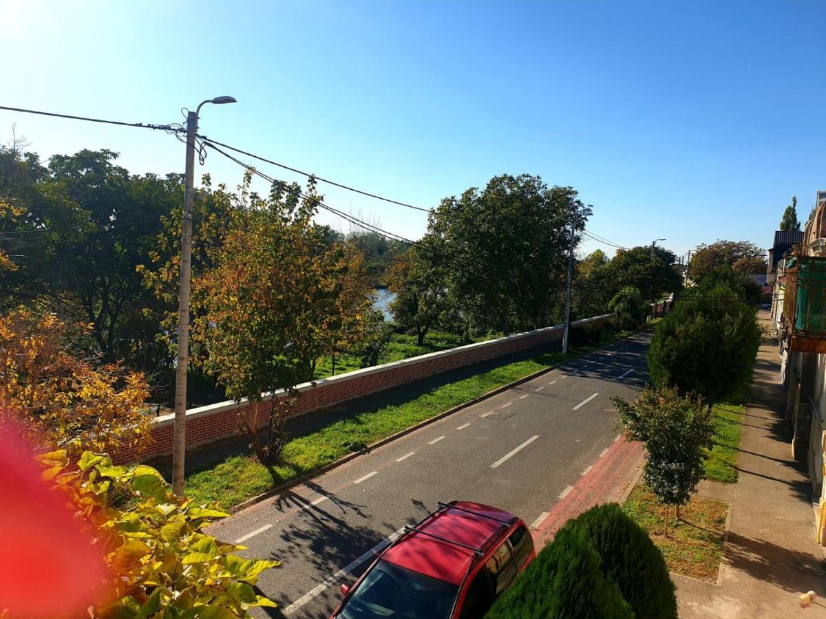 Ori Modern Apart Malul Muresului , Arad Esterno foto